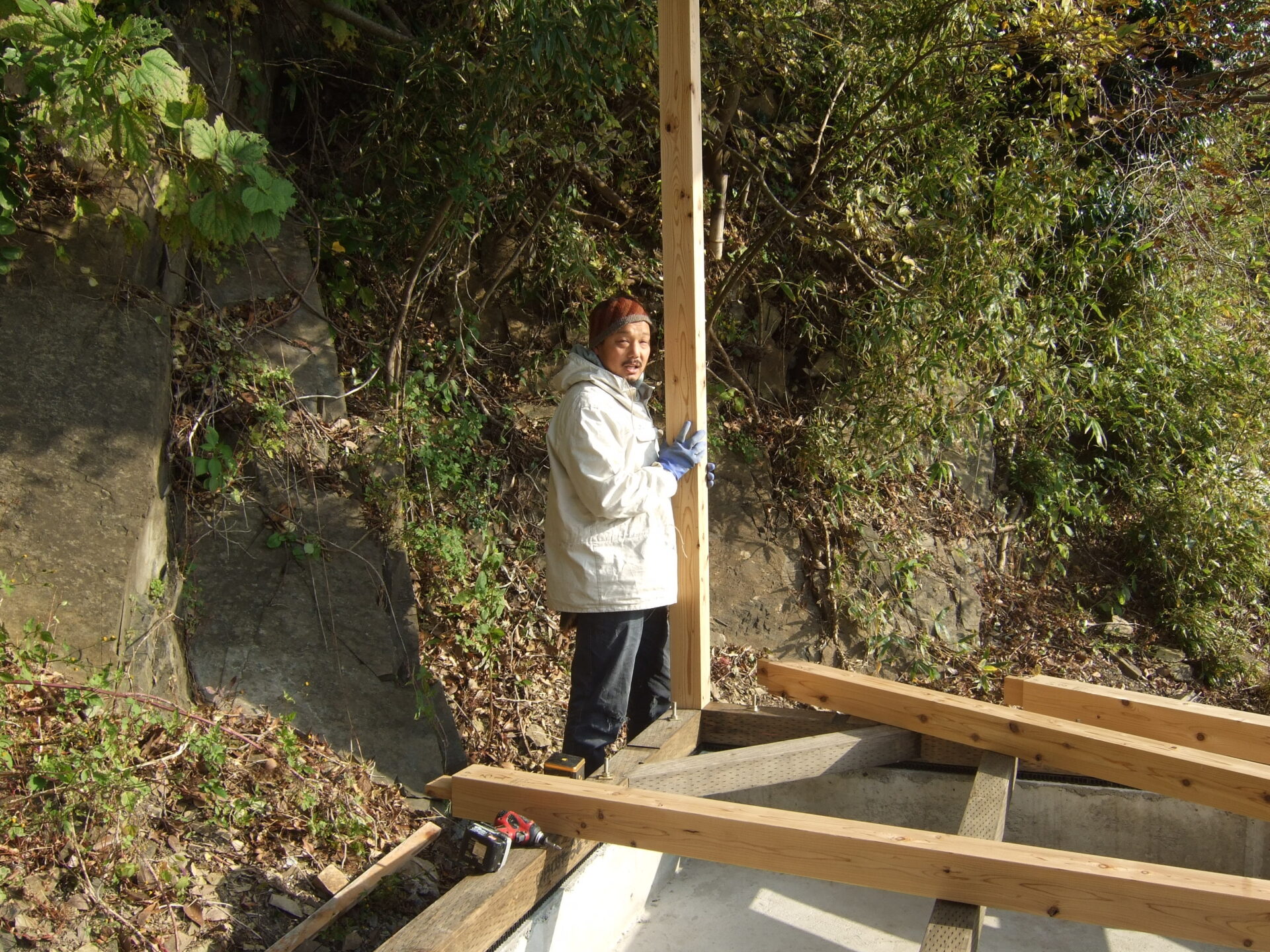 土台の上に立ち上げ始めたタイニーハウスの躯体