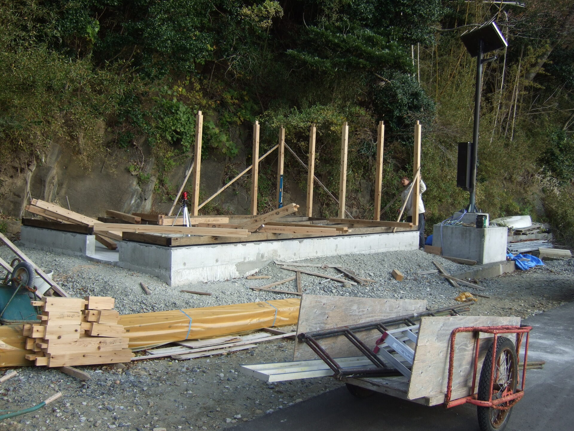 仲間と一緒に躯体を建てる建方作業