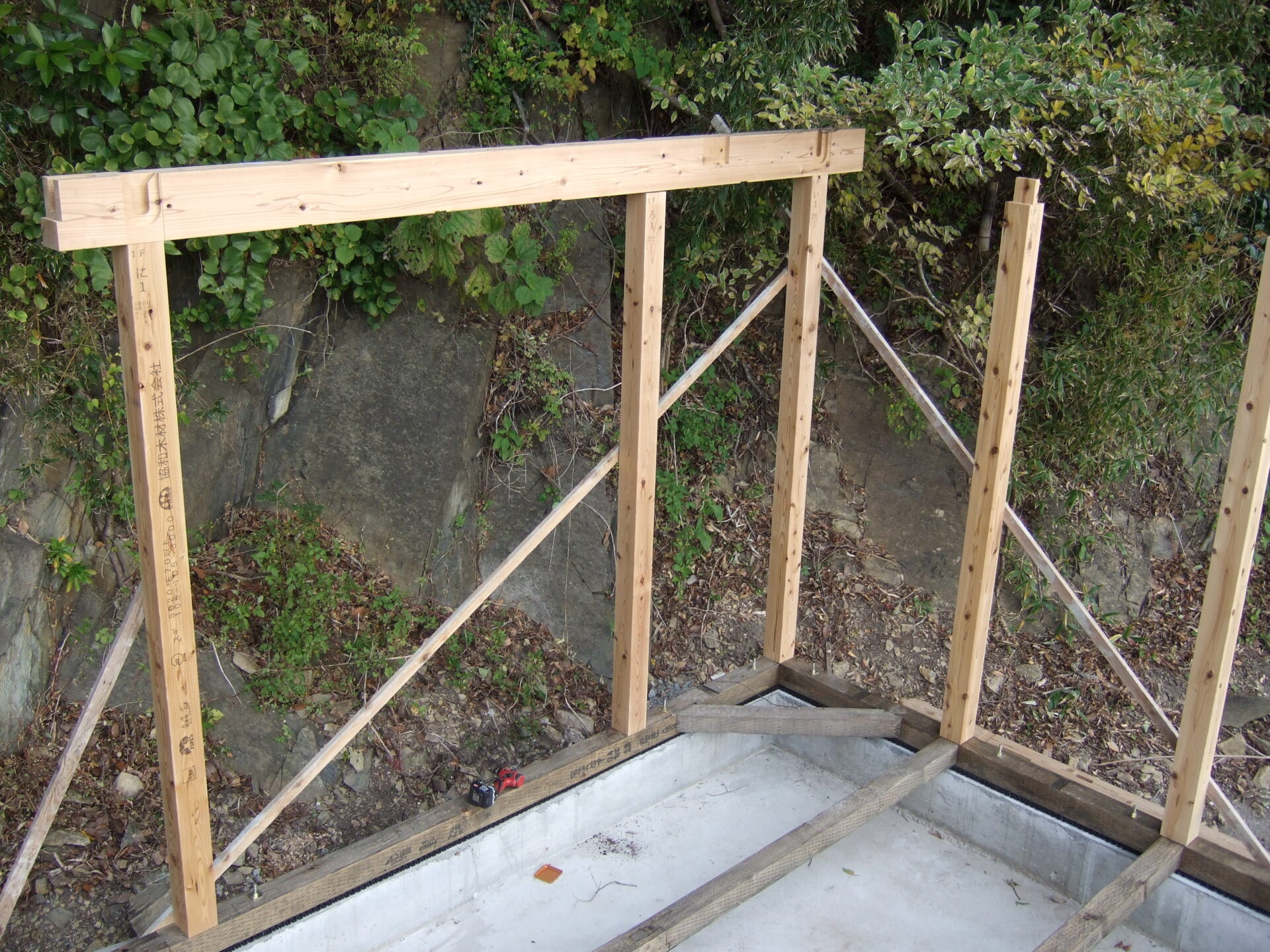 控えを取りながら角から柱を建てる様子