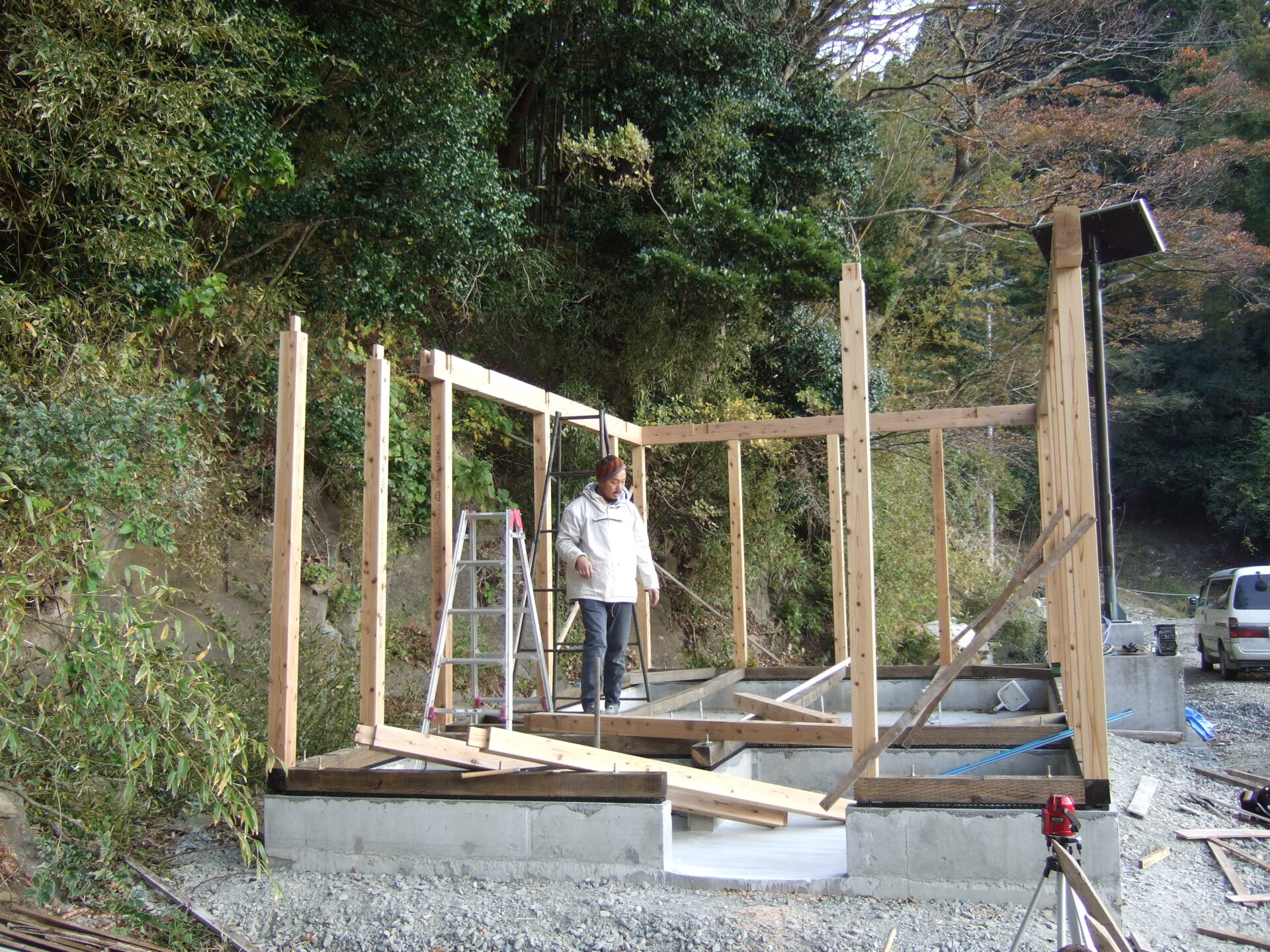 倒れないよう控えで支えた躯体の柱