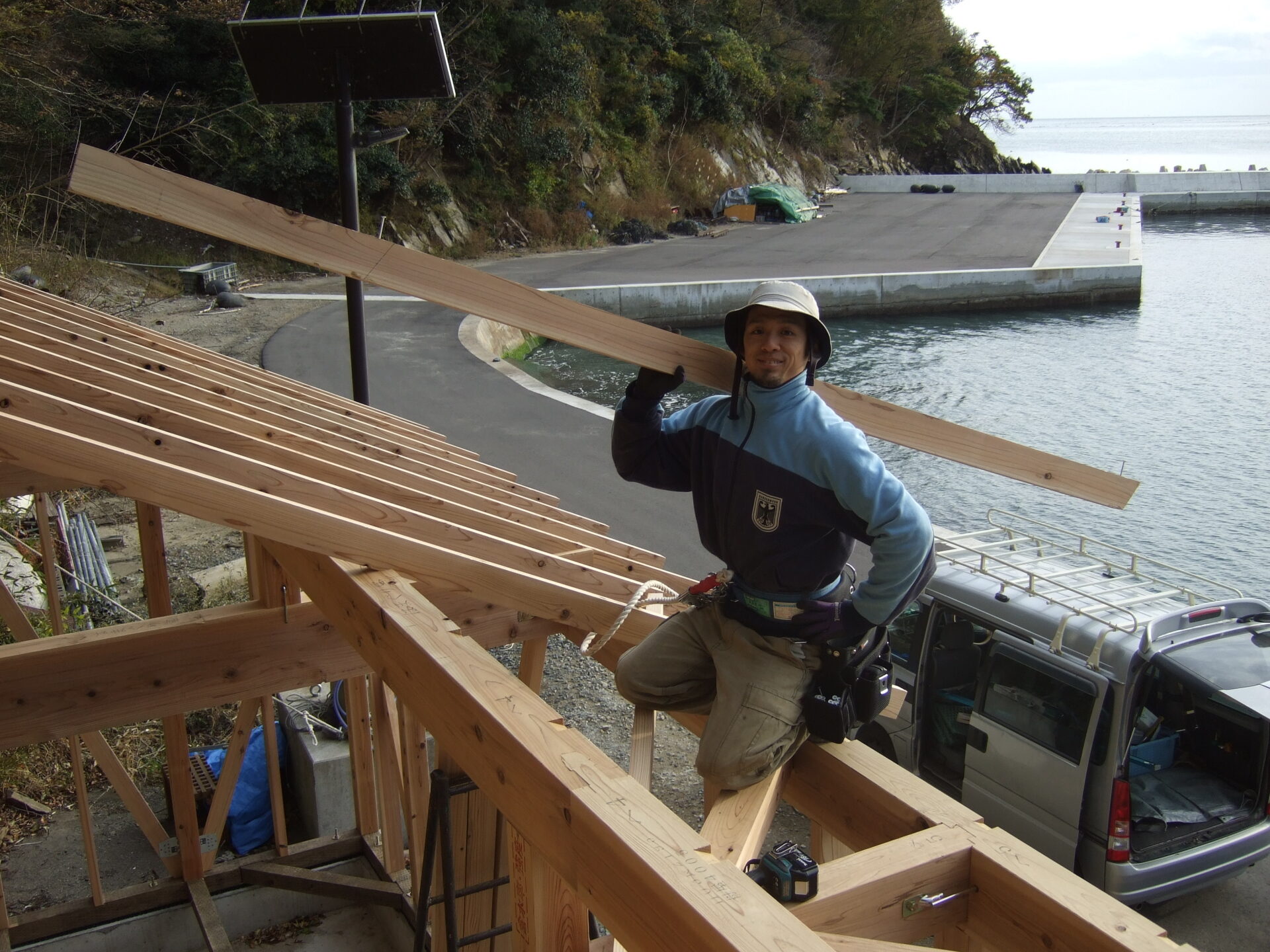 棟上げを終えた躯体に屋根を掛け始めるタイニーハウス