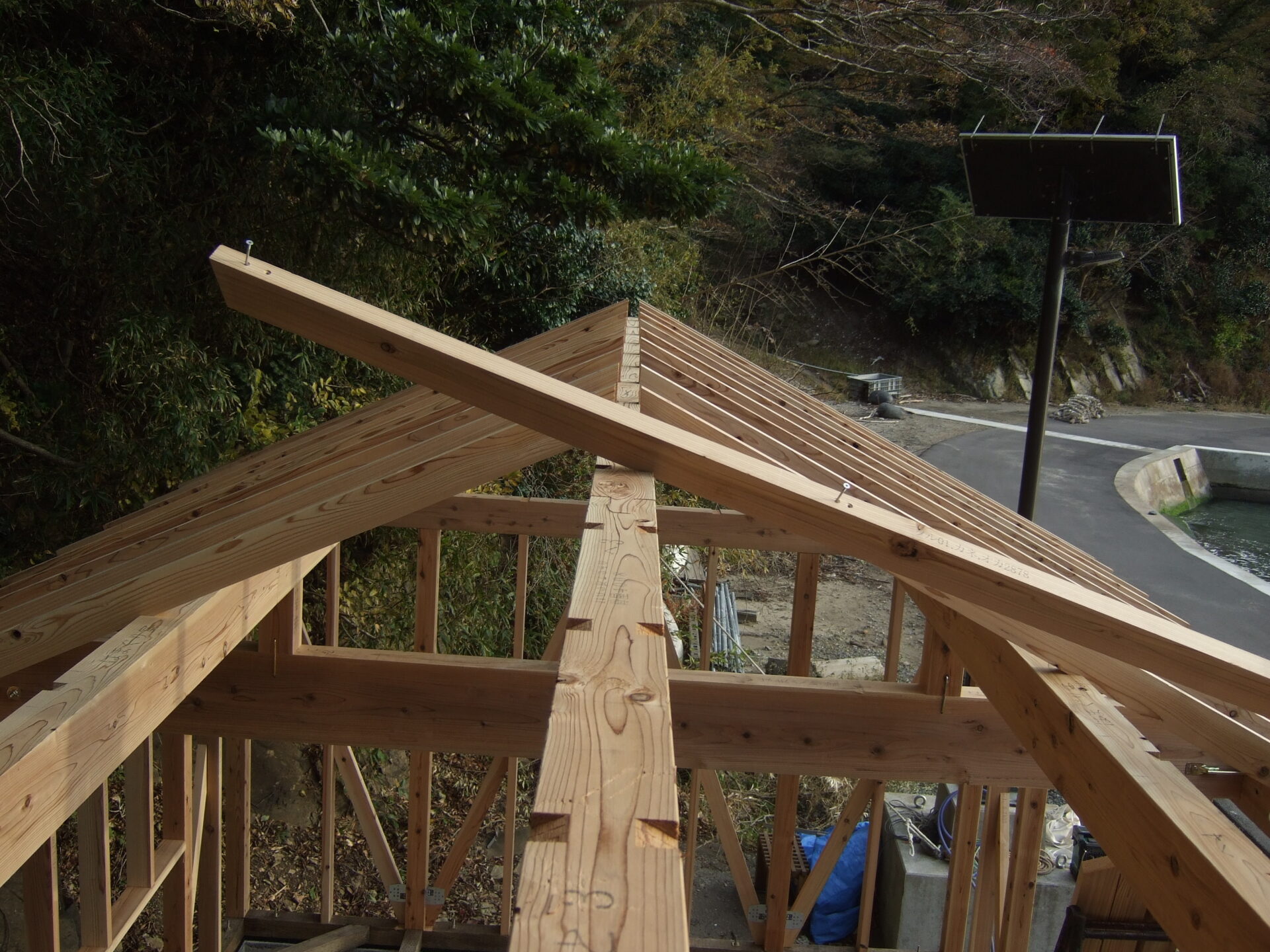 棟木・母屋に垂木を掛けていく屋根工事