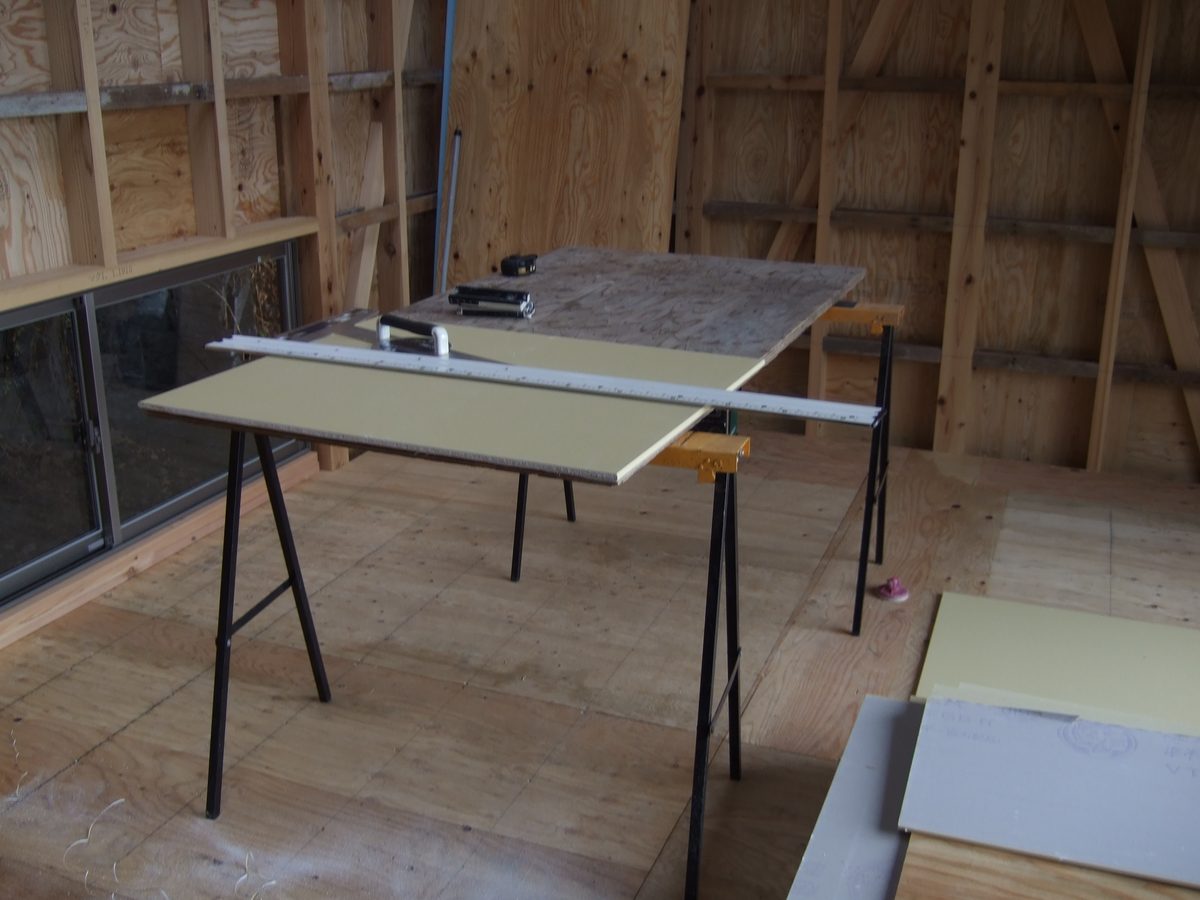 石膏ボードを張る内装作業