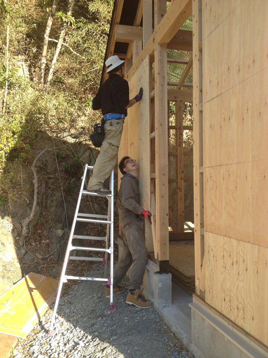 壁下地にコンパネを張る作業