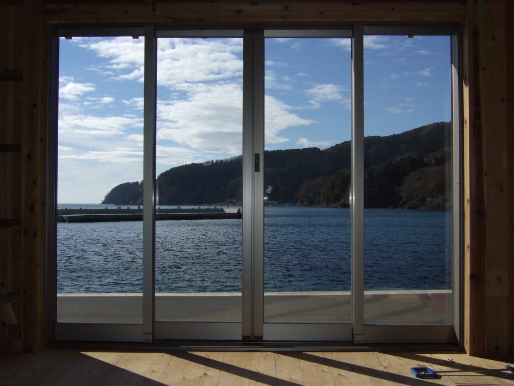 サッシ越しに一枚の絵のように見える蛤浜の海