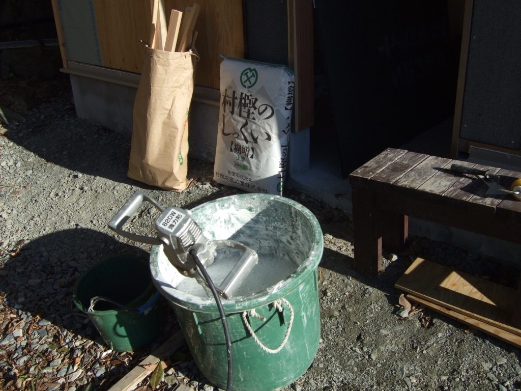 漆喰塗りの道具と材料の準備